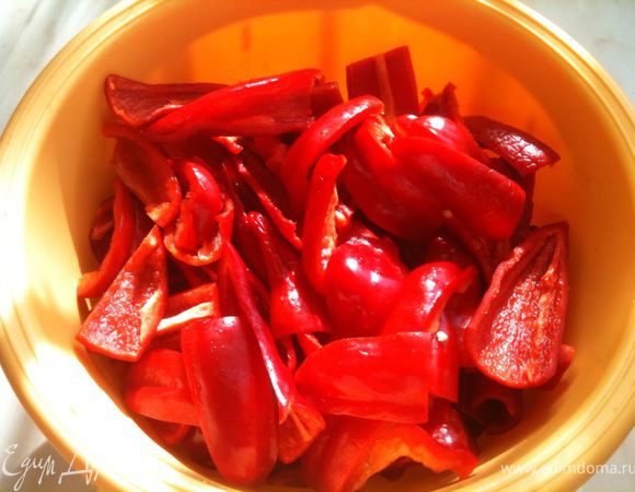 Перец помыть, вычистить семена и порезать на четверти.