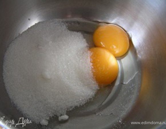Приготовить начинку. Отделить белки от желтков. К желткам добавить сахар,