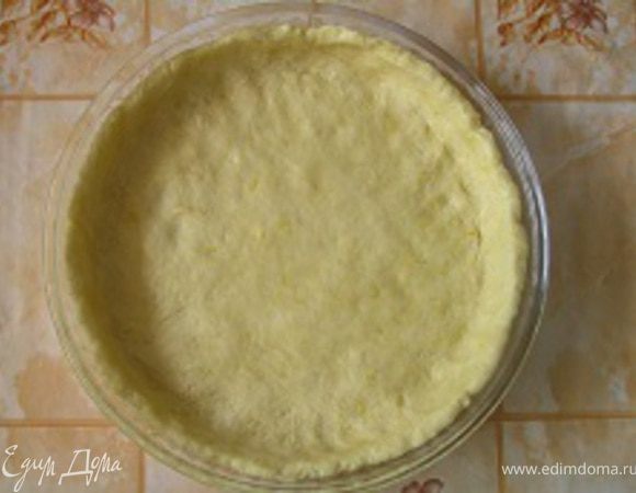 Форму для выпечки смазать маслом. Тесто распределить руками по форме, сделав бортики.