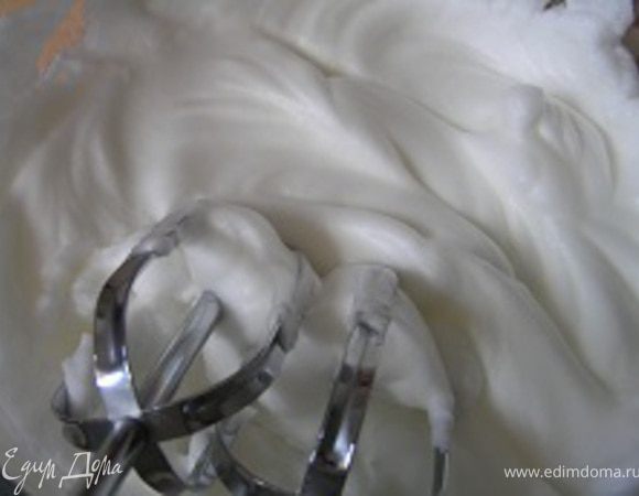 Отдельно взбить белки,