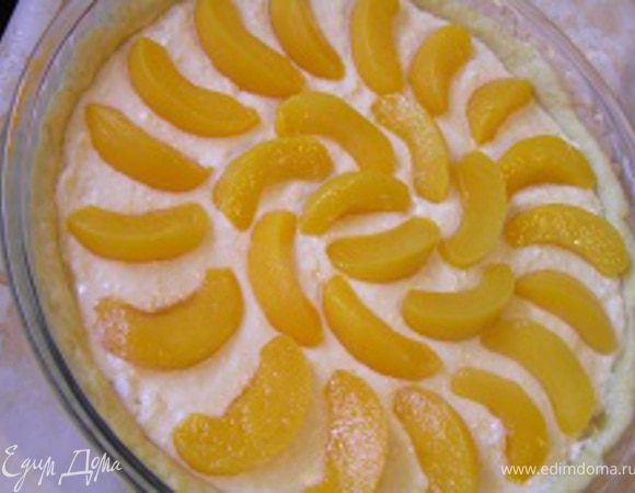 добавить в творожную массу, аккуратно перемешать, выложить на тесто в форме, разровнять. Персики нарезать дольками, разложить сверху.