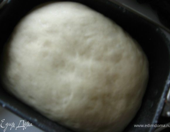 Подогреть молоко до слегка теплого состояния, добавить соль, сахар, половину муки. Перемешать ложкой,добавить сухие дрожжи. Постепенно добавляя муку замесить тесто .Хорошо вымесить и поставить в теплое место для подъема. Тесто должно увеличиться вдвое. Я делаю тесто в хлебопечке:  закладываю все ингредиенты, кроме сливочного масла. Режим : тесто.