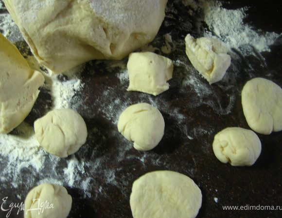 Растопить сливочное масло. Разделить тесто на небольшие кусочки, раскатать в ладошках шарики, затем размять в лепешки. 