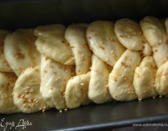 укладывать в форму внахлест. Посыпать кунжутом или маком или прованскими травами.( в оригинале надо смазать яйцом, я не смазываю) 