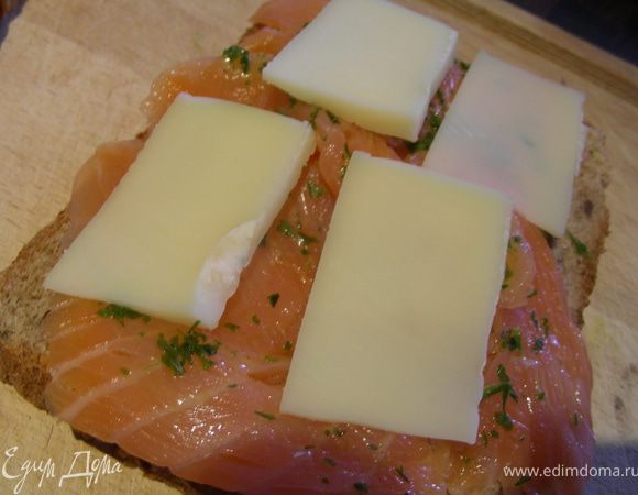 Собираем наш сэндвич: хлеб - сыр - копченый лосось - масло с петрушкой (наносим с помощью кисточки) - сыр- хлеб. Затем промазываем его с 2х сторон оставшимся маслом и выкладываем на сковороду гриль (или в духовку под гриль) и готовим пару минут с каждой стороны.
