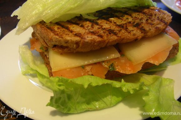 Выкладываем наши сэндвичи на салатные листья и подаем сразу же. Приятного аппетита))