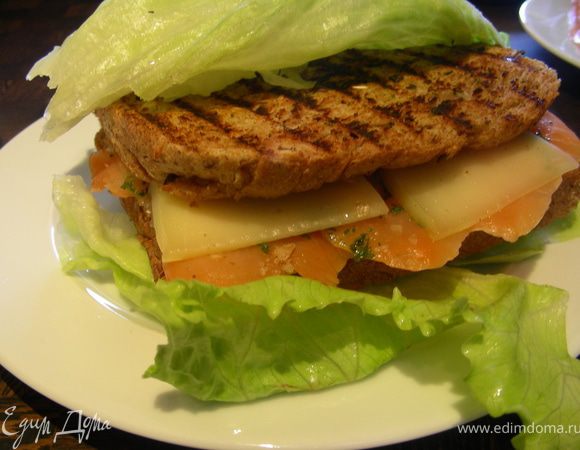 Выкладываем наши сэндвичи на салатные листья и подаем сразу же. Приятного аппетита))