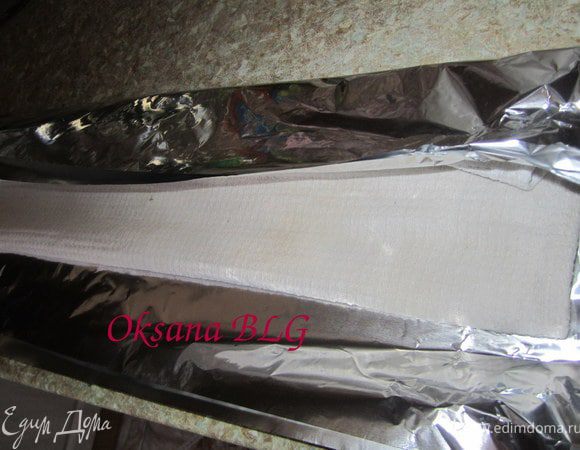 Есть еще маленький секрет, его я когда-то узнала на просторах ин-та,  как сделать так чтобы у бисквита был ровный верх. Для этого нужно уплотнить бока формы. Фольгу сложить в 2-3 слоя, на средину положить мокрое полотенце или любую ткань.