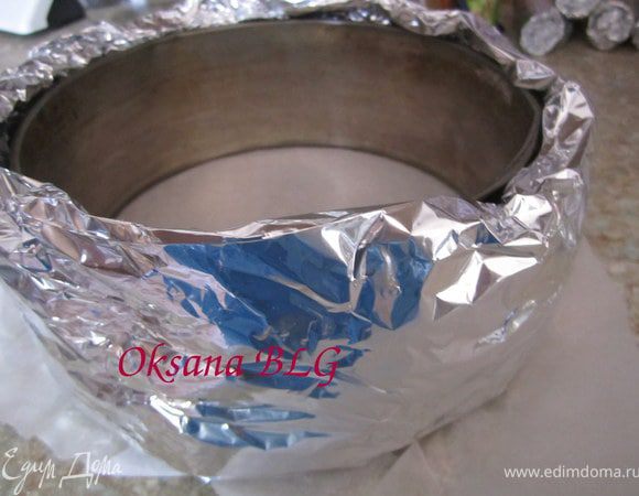 Обмотать фольгой форму.