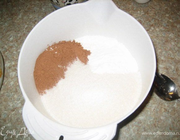 Смешать муку, сахар( можно использовать 1,5 ст.) разрыхлитель, соду, какао. Количество какао в рецепте можно регулировать, для меня всегда достаточно 3-4 ст.л., для тех кто любит по шоколадней, 6 ст.л. в самый раз.) Какао можно заменить 100-150 гр. черного шоколада, но тогда нужно немножко уменьшить количество растительного масла (1/3 ст.)