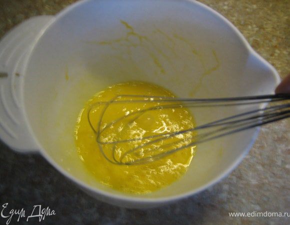 Яйца смешать немножко перемешать венчиком.