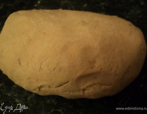 Добавить к мучной смеси взбитые желтки и быстро замесить тесто. Разделить тесто на две части: 2/3 и 1/3. Меньшую часть положить в морозилку.