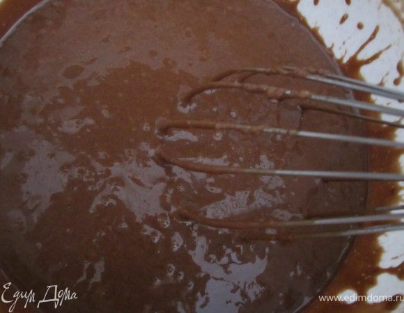 Влить стакан крутого кипятка. Перемешать.