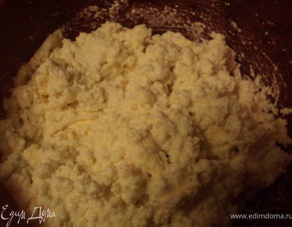 Творог пропустить через мясорубку, затем растереть с размягченным маслом, сахаром и желтком. Добавить в конце крахмал, манку и цедру лимона.