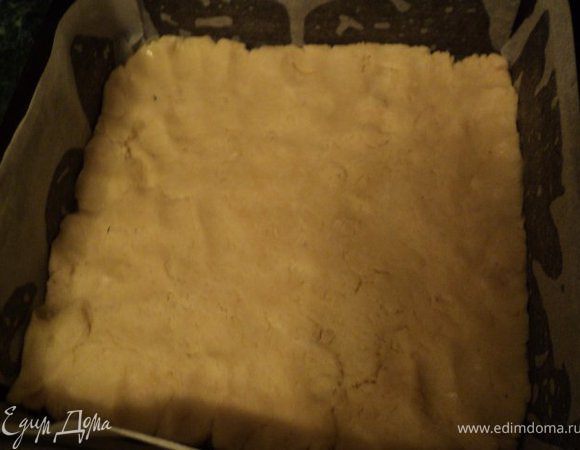 Дно и бока формы для выпечки застелить бумагой для выпечки, смазать маслом. На дно уложить раскатанную большую часть теста.