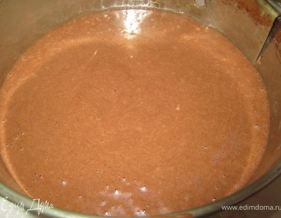 Перелить тесто в форму.