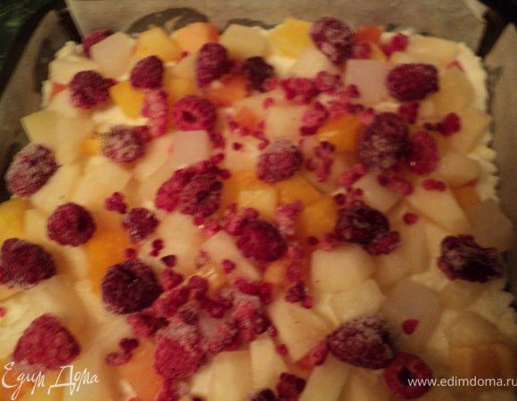 На творожную начинку выложить фрукты.