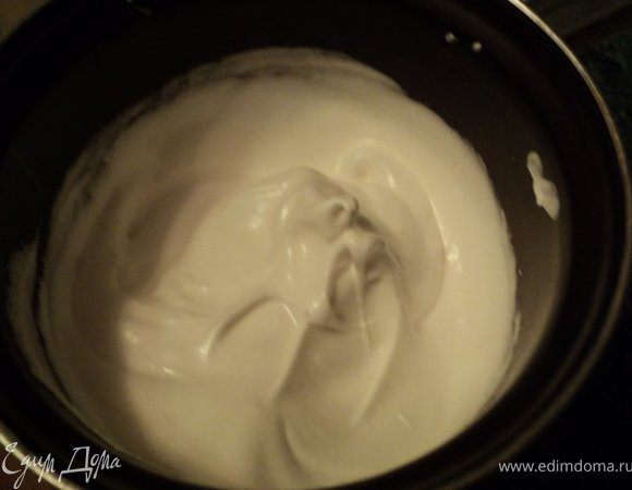 Белки взбить до устойчивых пиков , добавив в конце сахар.