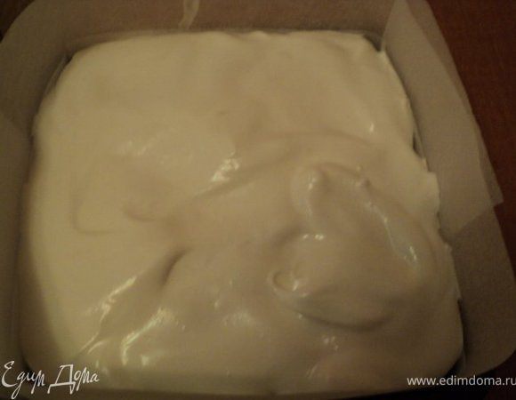 Выложить белковую массу на фрукты.