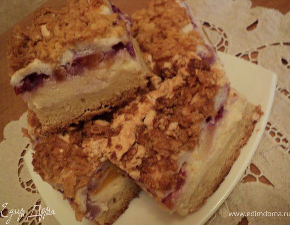 Сверху на белковую массу натереть замороженное тесто. Выпекать при температуре 180 градусов 1 час. Охладить и порезать на кусочки.