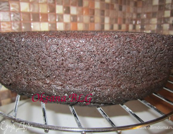 Выпекать 35-40 минут, до сухой деревянной шпажки. Бисквит охладить и разрезать на необходимое количество коржей.