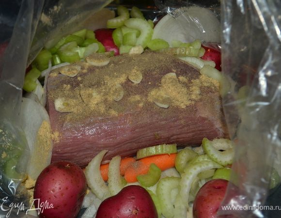 В готовый кусок говядины выкладывать приготовленные, порезанные овощи по бокам,сверху выложить чеснок ,тимьян и сух. горчицу.Добавить томатный сок.
