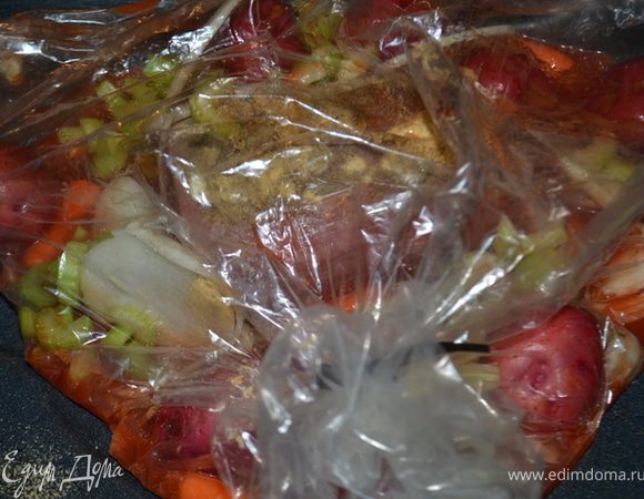 Пакет закрыть, сделать 4 маленьких дырочки, проткнув ножом.Готовить в духовке при тем-ре 180гр. Примерно 1,5-2 часа.