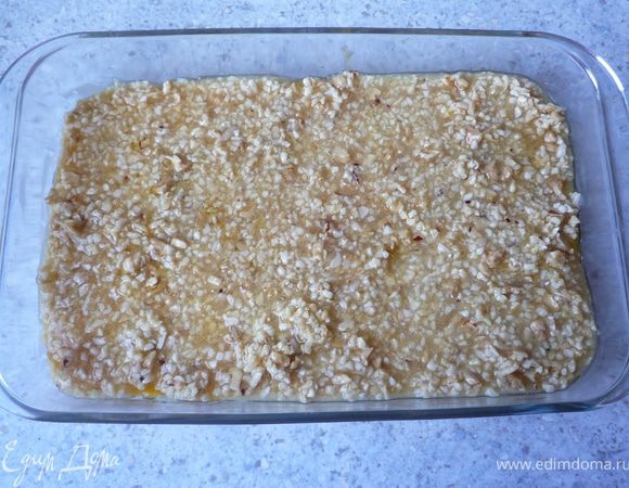 Ореховую массу распределить на тесте и запечь в предварительно разогретой до 180°C духовке минут 45. 