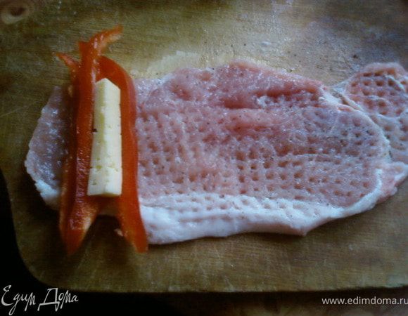 В отбивные завернуть 4полоски перца и брусок сыра.