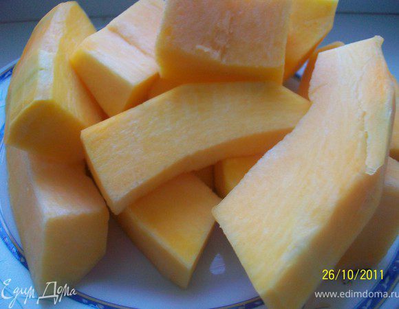 Тыкву помыть, нарезать на крупные плоские куски.
