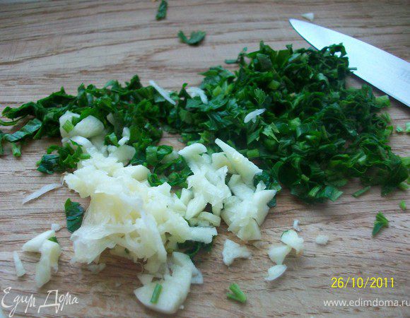 Петрушку и чеснок измельчить