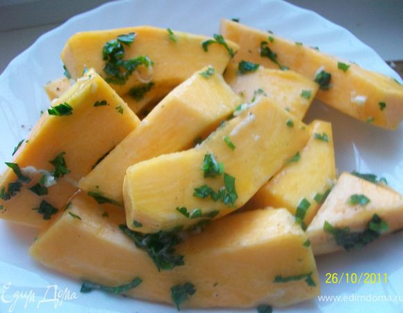 Намазать кисточкой куски тыквы