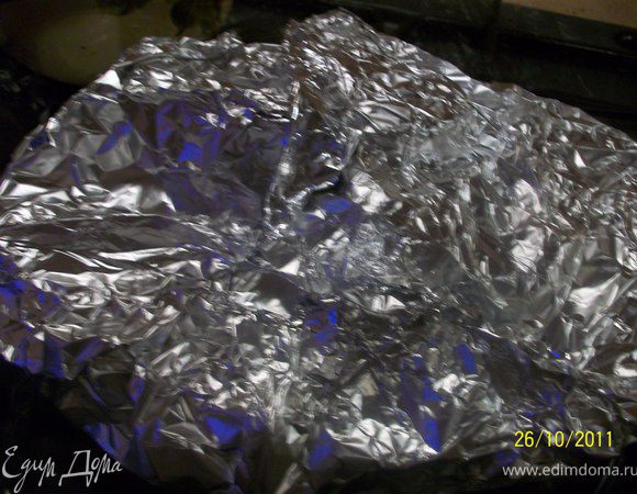 Тыкву завернуть в фольгу и переложить в блюдо для запекания.