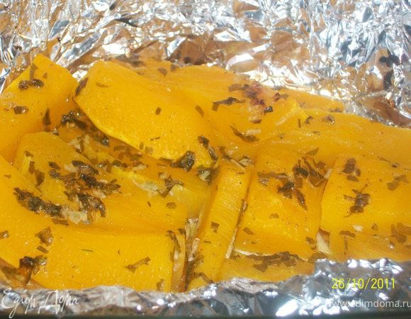 Поставить в предварительно разогретую до t 200 гр.С духовку на 30 минут. Потом открыть фольгу и запекать еще 20 минут.