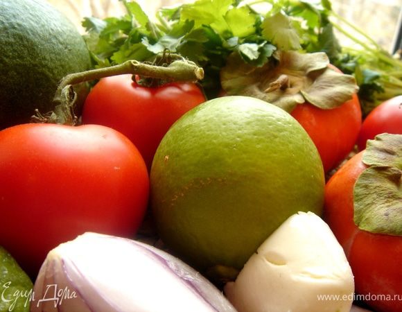 Хурму,авокадо,помидор и моцареллу нарезать дольками,лук-полукольцами,салатные листья порвать на части.Смешать все ингредиенты.Отдельно взбить вилкой заправку и полить ей салат,украсить листиками кинзы и посыпать орехами.Приятного аппетита!