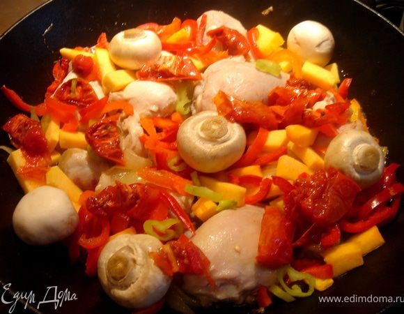 В толстостенной посуде обжарить куриные кусочки с нарезанным луком,добавить нарезанные брусочками овощи,целые грибы и бульон.Закрыть сотейник крышкой и тушить на медленном огне ок.30 мин. 