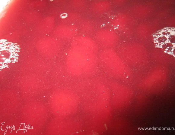 Приготовить желе. Желатин залить водой. Вишню с соком поставить на огонь. Добавить желатин, и держать на огне до полного его растворения, но не кипятить! Перелить в форму, поставить на холод. После охлаждения нарезать кубиками.