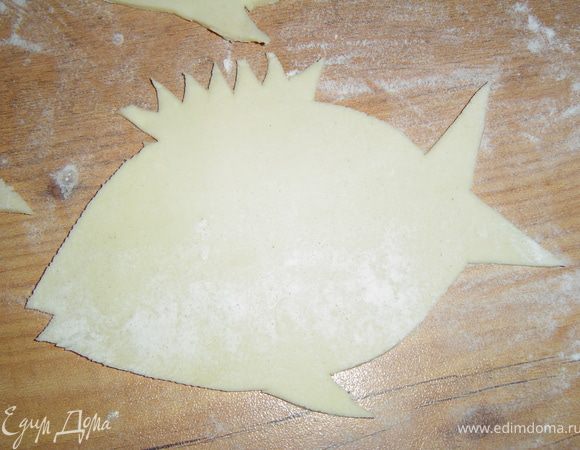 Нарезаем рыбу на небольшие кусочки и замачиваем в смеси соевого соуса и лимона на 15 минут. Рыбу обваливаем в муке и обжариваем на растительном масле до золотистого цвета. Затем добавляем нарезанный лук, немного обжариваем и добавляем сливки. Тушим 5 -7 минут. Из картона вырезаем форму рыбки. Раскатываем готовое слоеное тесто. На него накладываем форму рыбки и вырезаем ножом. Стакан ставим в середину рыбки и прорезаем ножом, но не до дна. Выпекаем в духовке при 180 гр. до золотистого цвета. После того, как рыбки будут готовы осторожно вынимаем середины. Таким образом образуется выемка для начинки. В эти выемки выкладываем обжаренную рыбу с луком.
 Пескарики готовы! Приятного аппетита!