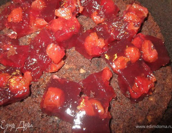 Один корж положить в разъемную форму, половину желе.