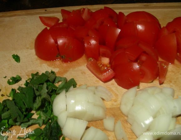 Пасту варим до состояния альденте. Нарезаем луковицу, помидоры и зелень.