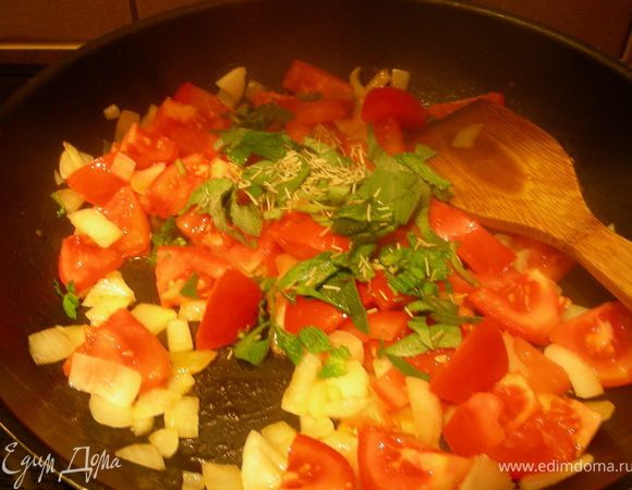 Разогреваем 1–2 ст. л. оливкового масла в сковороде, выкладываем лук, готовим пару минут. Затем — помидоры. Еще через пару минут — травки. Тушим минут 10.