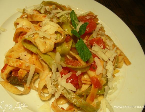 Сливаем воду, промываем пасту и добавляем к соусу. Вводим томатную пасту, перец, паприку, соль и все прогреваем. Раскладываем по тарелкам, украшаем по желанию, посыпаем пармезаном и подаем. Приятного аппетита!