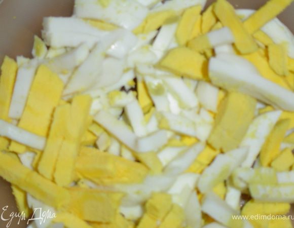  Отвариваем куриное филе и яйца. Измельчаем грецкие орехи, яйца, куриное филе, сыр и огурец нарезаем соломкой. В стакан слоями укладываем нарезанные огурец,курицу,сыр,яйца, измельченные орехи и зеленый горошек. Сверху добавляем соус,состоящий из сметаны,майонеза,сеций и зелени. Украшаем зеленью и подаем гостям!