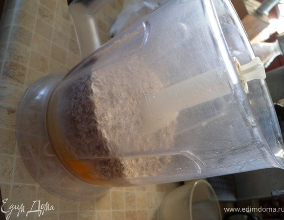 1. В блендер: яйца, хлопья. сахар.  Взбить 1 минуту.
