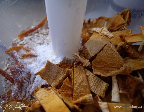 3. Добавить дыню (сушенную, порезать на более мелкие кусочки) и разрыхлитель.  Перебить еще 10 секунд.
