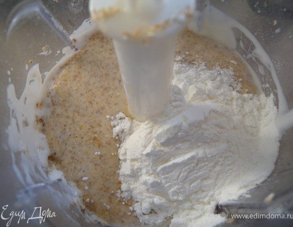 5. В конце добавить крахмал и еще перебить.  
Если у вас нету блендера - это все можно взбить и миксером. Просто нужно орехи, дыню и цедру предварительно перебить в чем-нибудь. В электрокофемолке например. Или порезать мелко вручную. но тогда в кексиках более четко будет выделяться структура...
