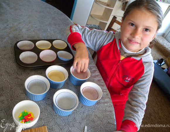 ... У меня на 6 шт, и я решила воспользоваться креманками. В них я тоже положила бумажки. 