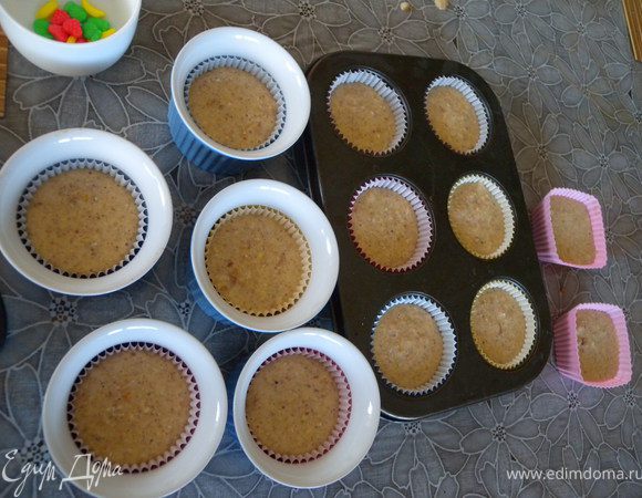 7. Разлить тесто не доходя до краев где-то на 1 см. Тесто жидковатое, но хлопья заберут свое. 
8. В разогретую духовку до 180.

