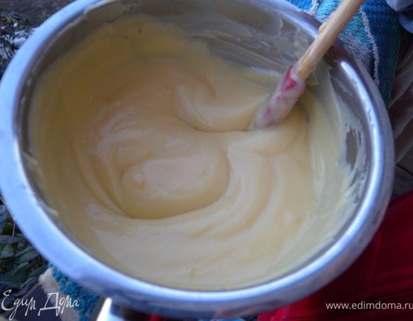 14. Снять с огня и при постоянном помешивании ввести сливки. Вернуть на огонь и прогреть, опять де при постоянном помешивании где-то до 60-70 С. Крем станет густым, как "заварной". но не в коем случае не кипятите его. Удобнее всего мешать силиконовым шпательком. Это температура, когда крем горячий но вы еще можете попробовать его с ложки и не обжечься :-). Снять с огня. Перелить в другую посуду и охладить до комнатной температуры. Затем переложить в холодильник. 