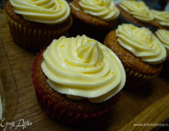 15. Взбить  миксером. Если нужно - добавьте еще сахарной пудры. Но я рекомендую крем сделать не сладким. Он с очень выраженным  лимонным вкусом и сильная сладость перебьет его и , так же, вкус самого теста. Переложить крем в шприц. Мне вообще его лень мыть. И я чаще беру от него "носик", полиэтиленовый пакет или файл, отрезаю кончик и изнутри вставляю насадку. Наполняю кремом и пользуюсь. Мыть не надо - выбросил и делов-то. Только не забудьте сам носик достать :-).
Отсадить крем на остывшие кексики.
